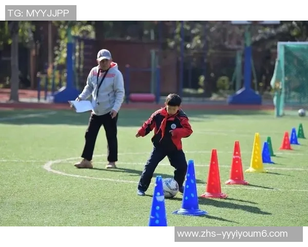 足球翻转水瓶挑战赛：技巧与创意的完美结合，尽显运动魅力与乐趣